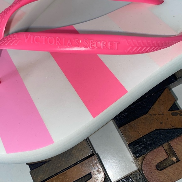 🆕VICTORIA’S SECRET Pink & White Striped Flip Flop Sandals - Picture 9 of 12